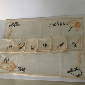 Tea napkins set. Hand embroidered Centerpiece and 6 napkins set. Vintage